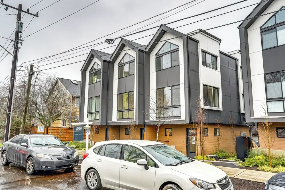 Modern Seattle Townhome: Walk to Light Rail!