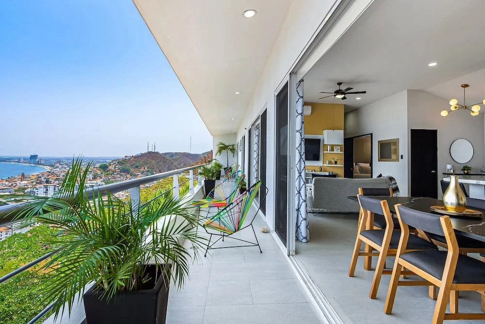 Dog-friendly Ocean View Penthouse & Studio With a Full Kitchen & Kitchenette