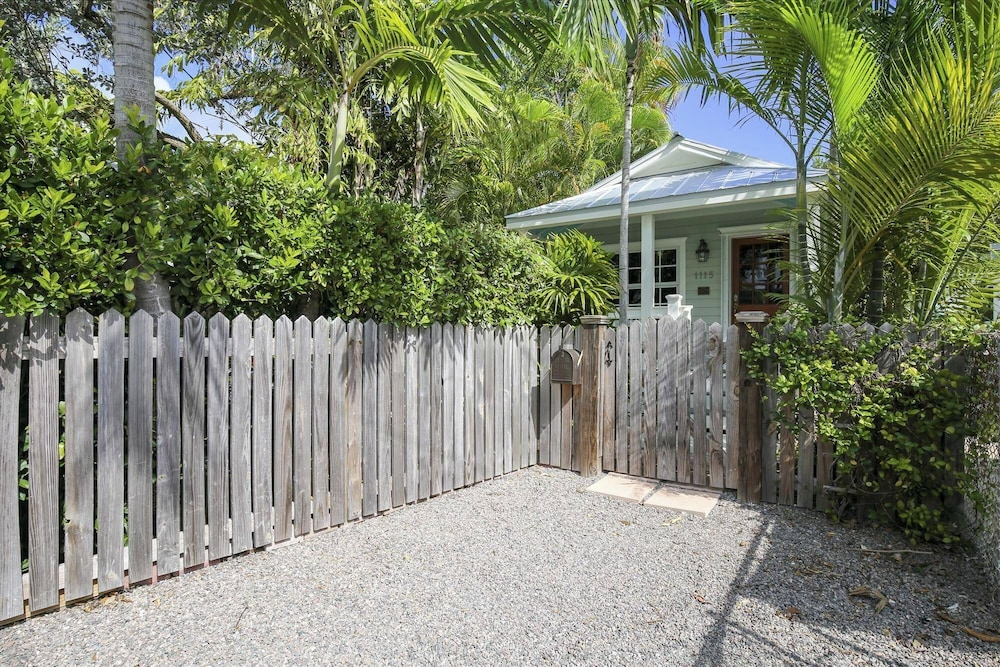 Paradise Palms by Avantstay Great Location w/ Outdoor Dining, BBQ Close to Higgs Beach Month Long Stays