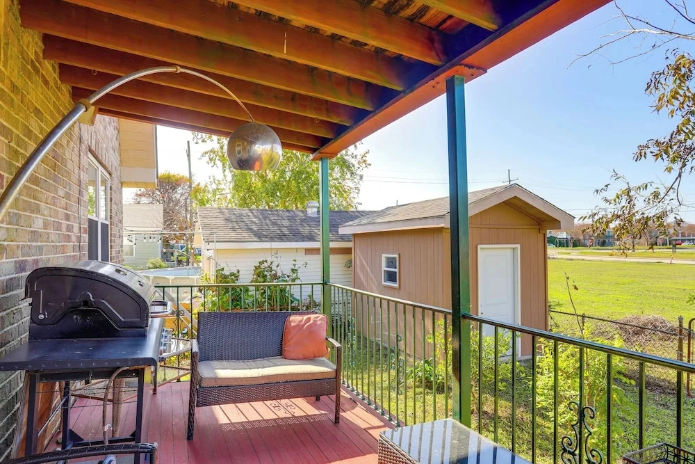 5 Mi to French Quarter: Central Nola Home w/ Decks