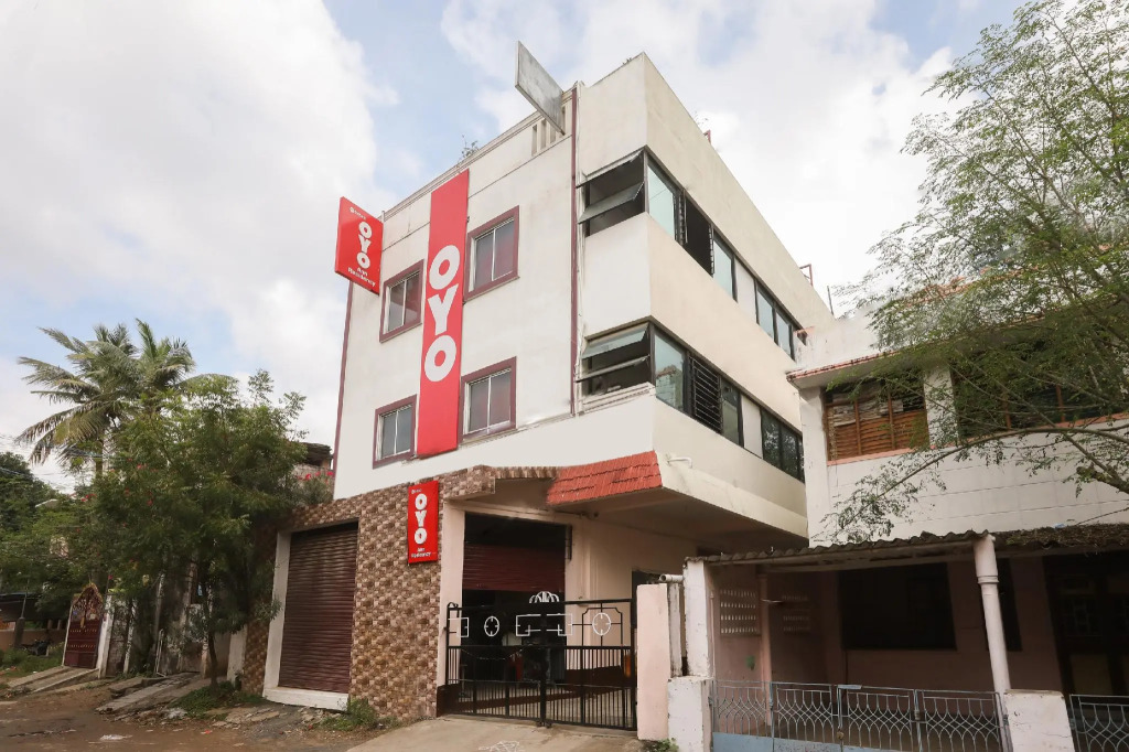 OYO 67644 D-qube Hotels