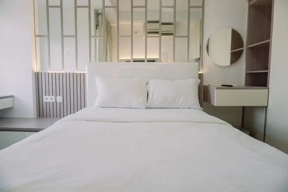 Homey And Cozy Stay Studio Belmont Residence Puri Apartement