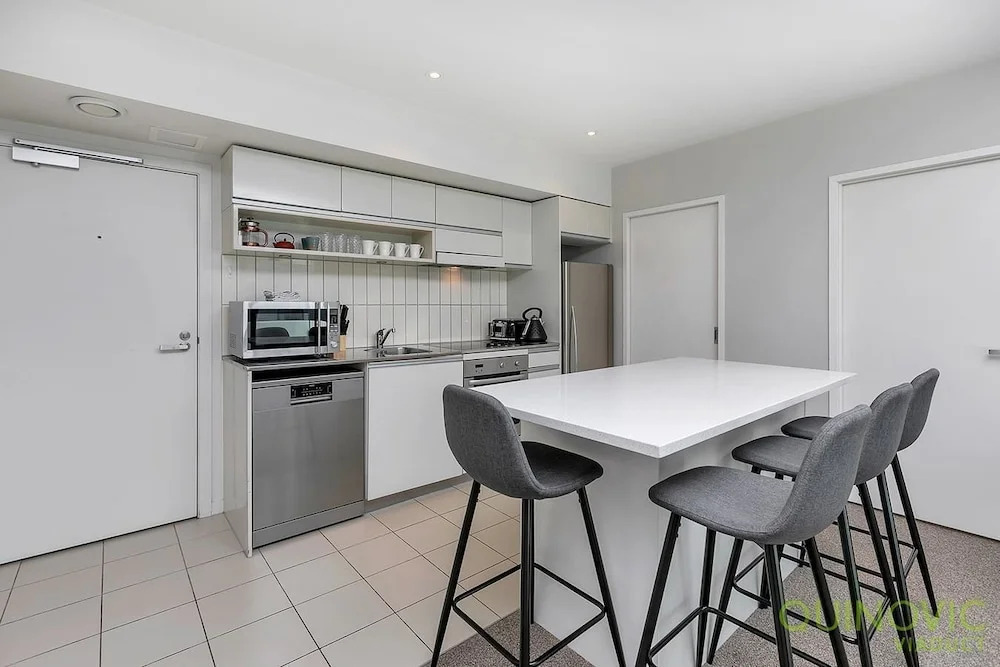 QV Large Stylish Viaduct Apartment - 772