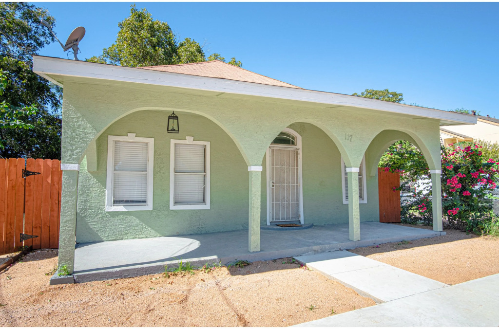 3 BR 1 BA Remodeled Home Near Downtown