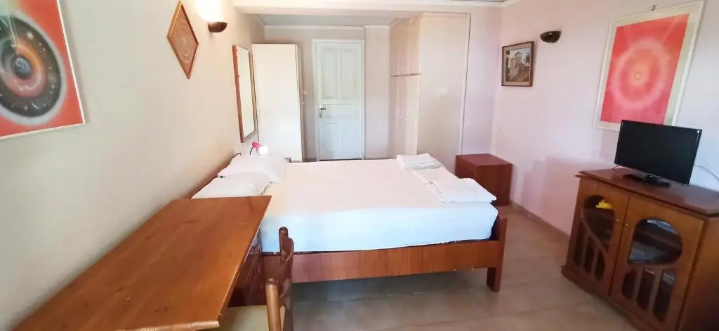 Spacious guesthouse with garden and seaview