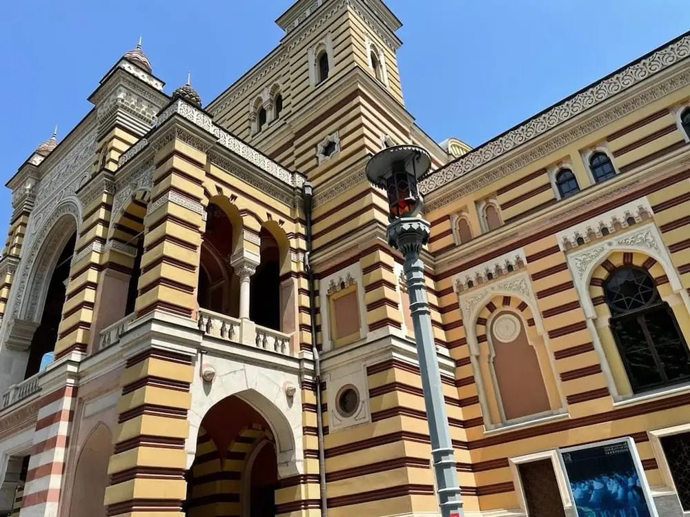 Красивые апартаменты рядом с оперным театром в центре Тбилиси