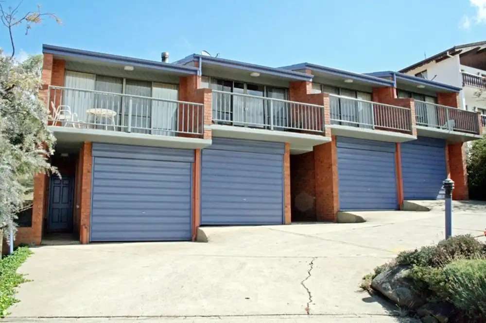 Snowbird 1 - Charming 2BR Townhouse l Lake Views l Air-Con l Off-Street Parking