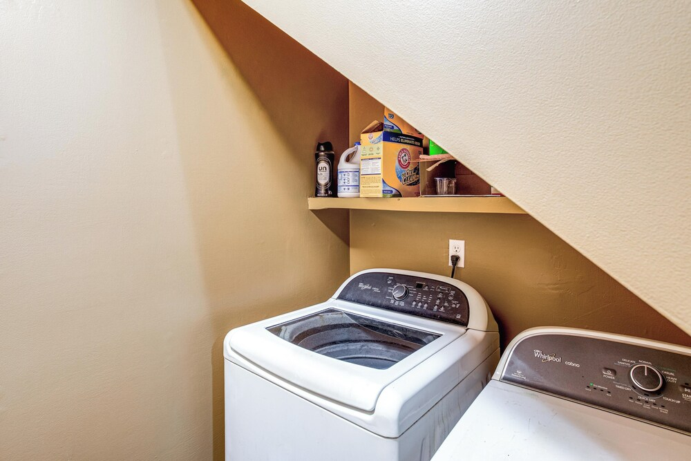 6 Mi to Lake Murray! Pet-friendly Haven w/ Yard