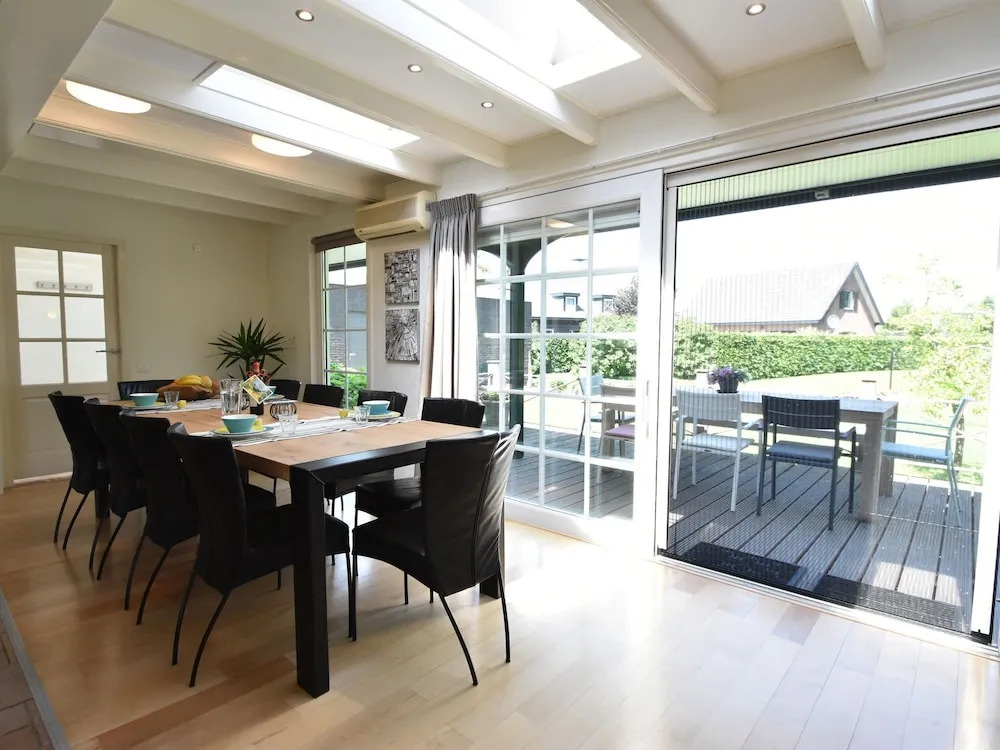 Luxury Holiday Home in Oostvoorne by the Lake