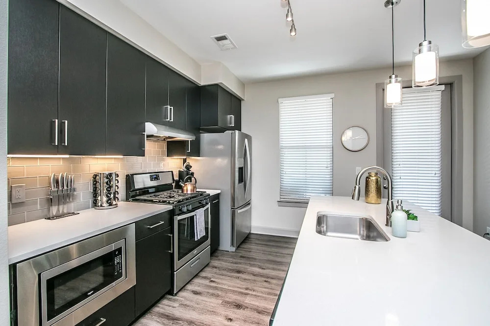 Rooftop Pool, Views, Close to Shops & Dining 1131