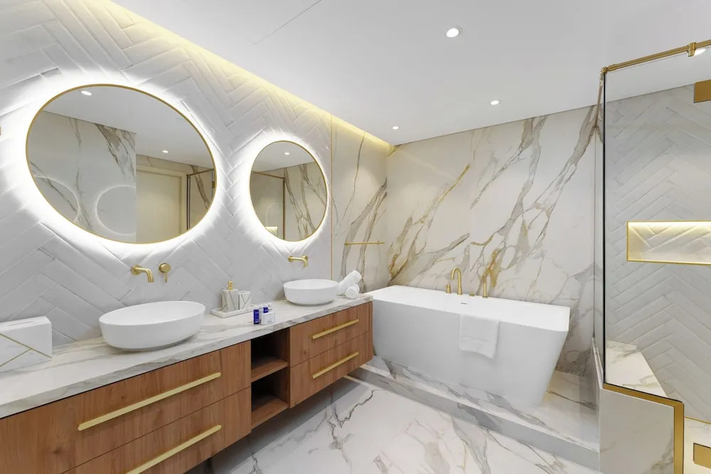 Maison Privee - High-End Palm Apt w/ Picturesque Seafront Views