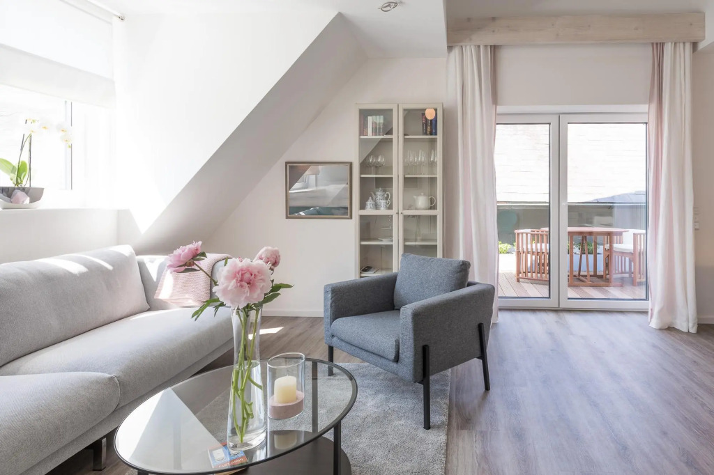 Tastefully furnished, modern and light-flooded apartment.