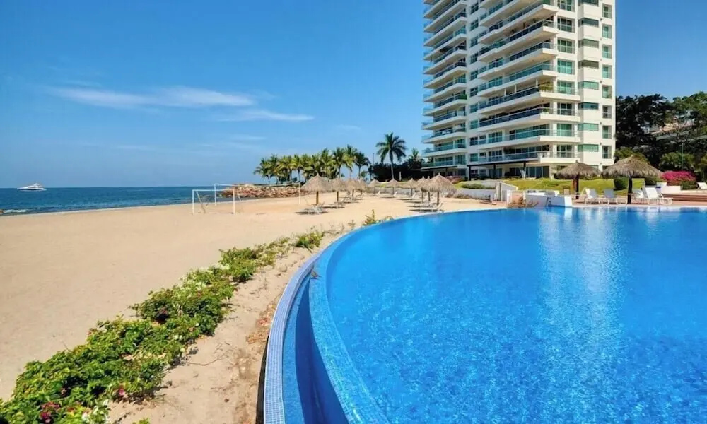 Luxury Oceanfront 4BR Condo - Pool - Ocean View