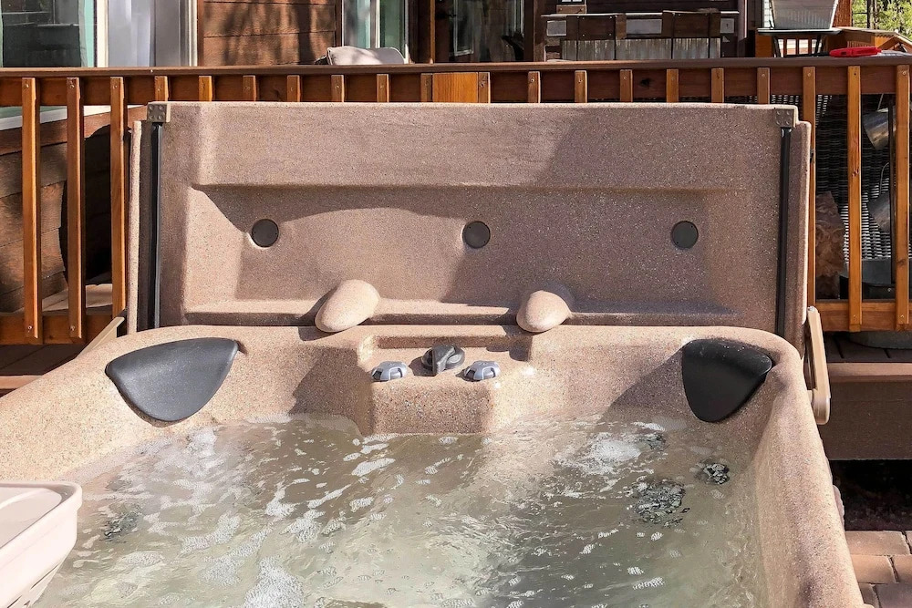 Hot Tub & Ponderosa Views! Luxe Cabin in Lakeside