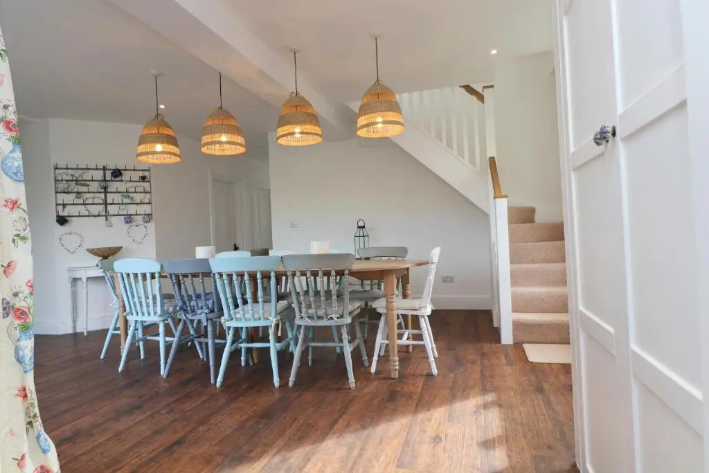 Spacious & modern beach house, 100m to beach