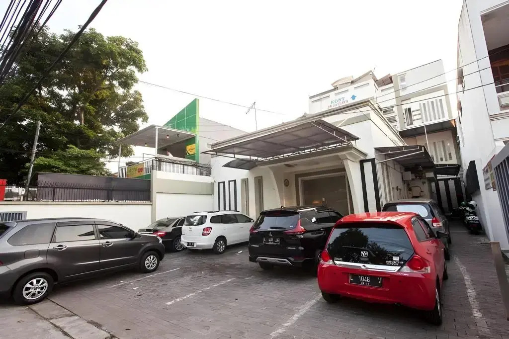 RedDoorz Syariah near Taman Bungkul