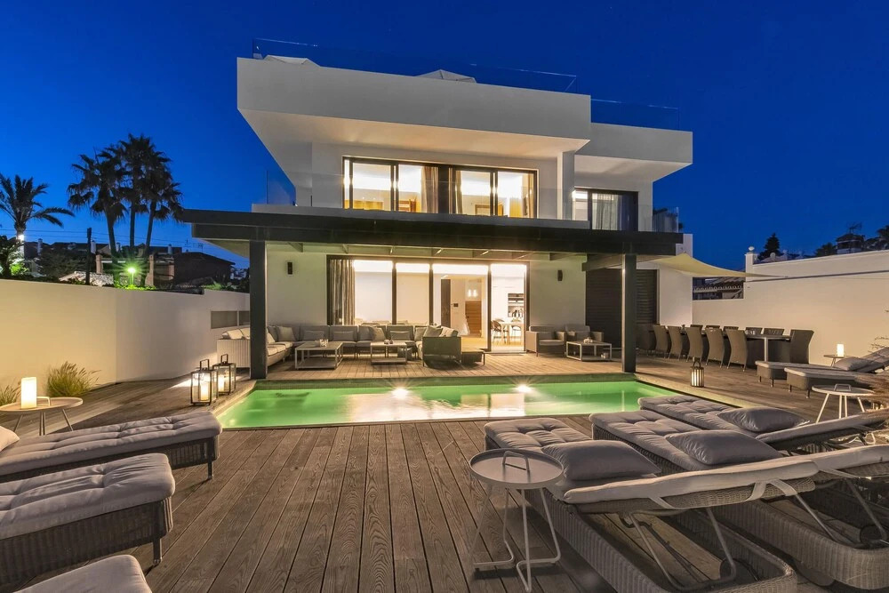 Villa first line beach, 6 bedrooms, private pool, Costabella, Marbella