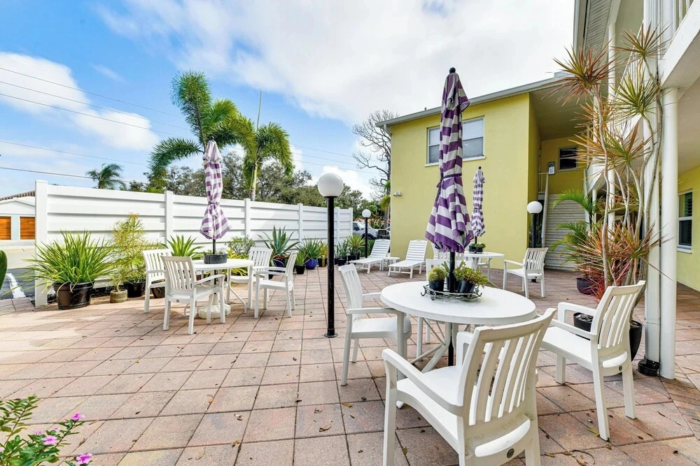 Walk to Venice Beach & Downtown! Couples Condo