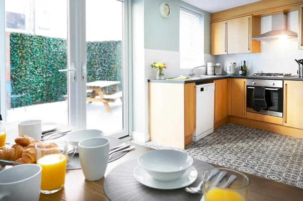 Beautifully furnished 4-bed townhouse on South Cliff