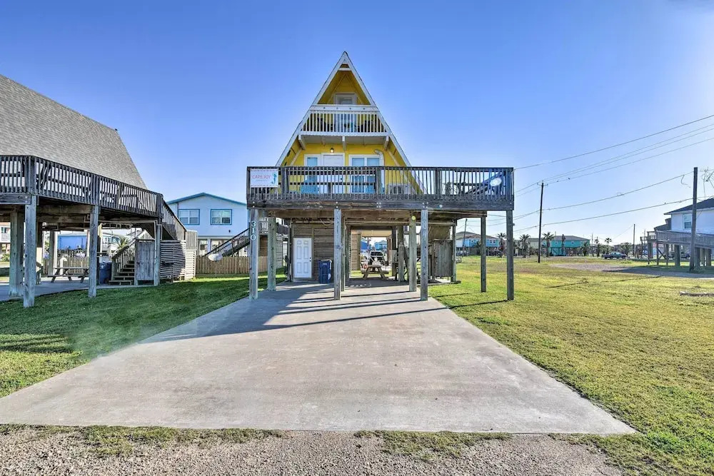 2 Blocks to Surfside Beach: A-frame Home w/ Deck