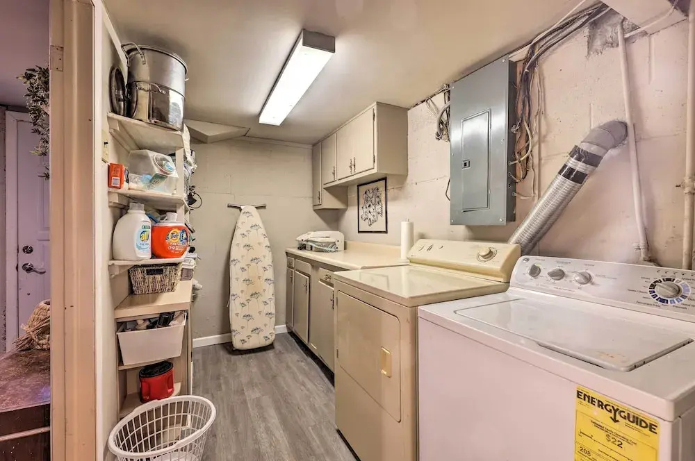 Cozy Kansas City Home w/ Yard - 9 Mi to Dtwn!