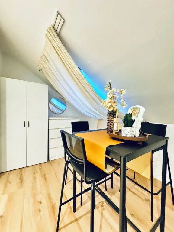 Comfortable 5 BR Apt near Schonbrunn