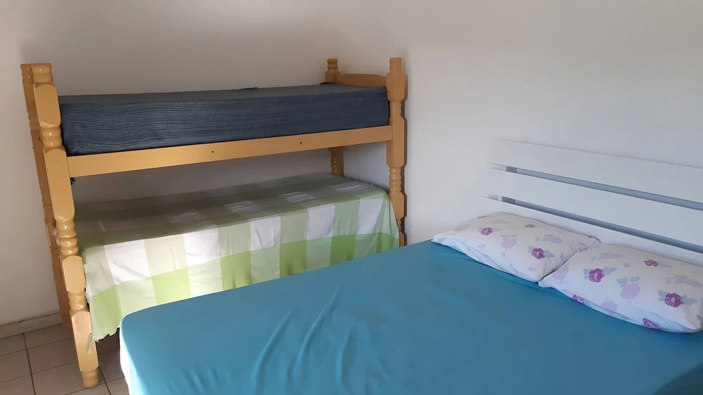 BIWA Condomínio cm Piscina, 1garagem, WI-FI 300 Mega, Central de vigilância remota , Centro do Guarujá, próximo à Praia da Enseada e próx do Comércio, horários check-in e check-out flexíveis