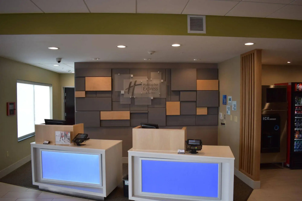 Holiday Inn Express & Suites Parkersburg East by IHG