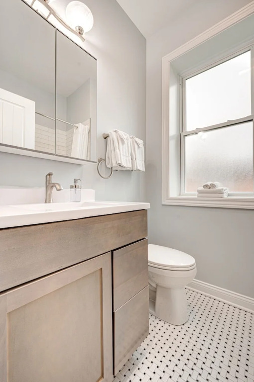 Updated Chicago Firefighter 3 bed Retreat-Sleeps 7 by AllSet Turnover