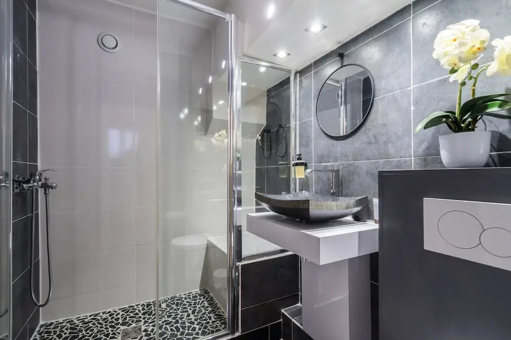 Chic Apartment With Patio - 2br/6p - Le Marais