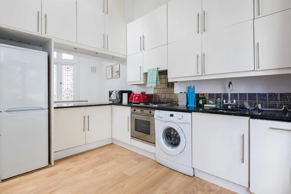 The Queensway Retreat - Modern & Bright 2bdr Home