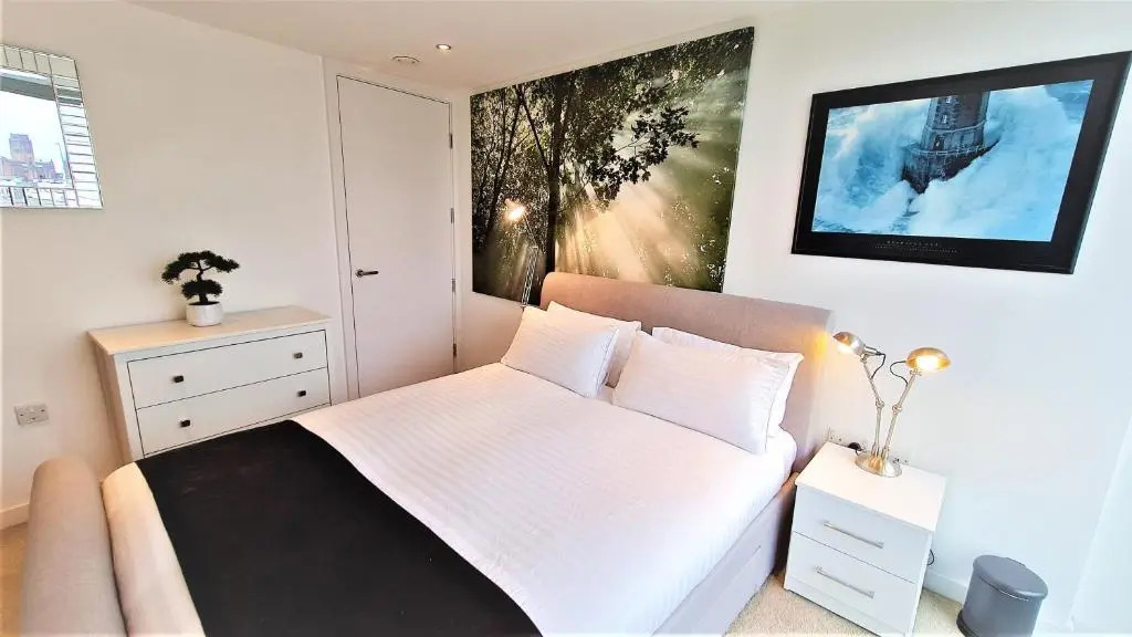 SidemerseyLivingscouk 2BR 2BA Luxury APT in L2 w Parking
