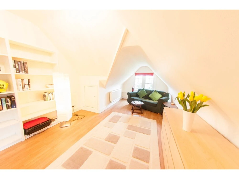 Bright, Airy 2BR Ealing Broadway Flat for 4