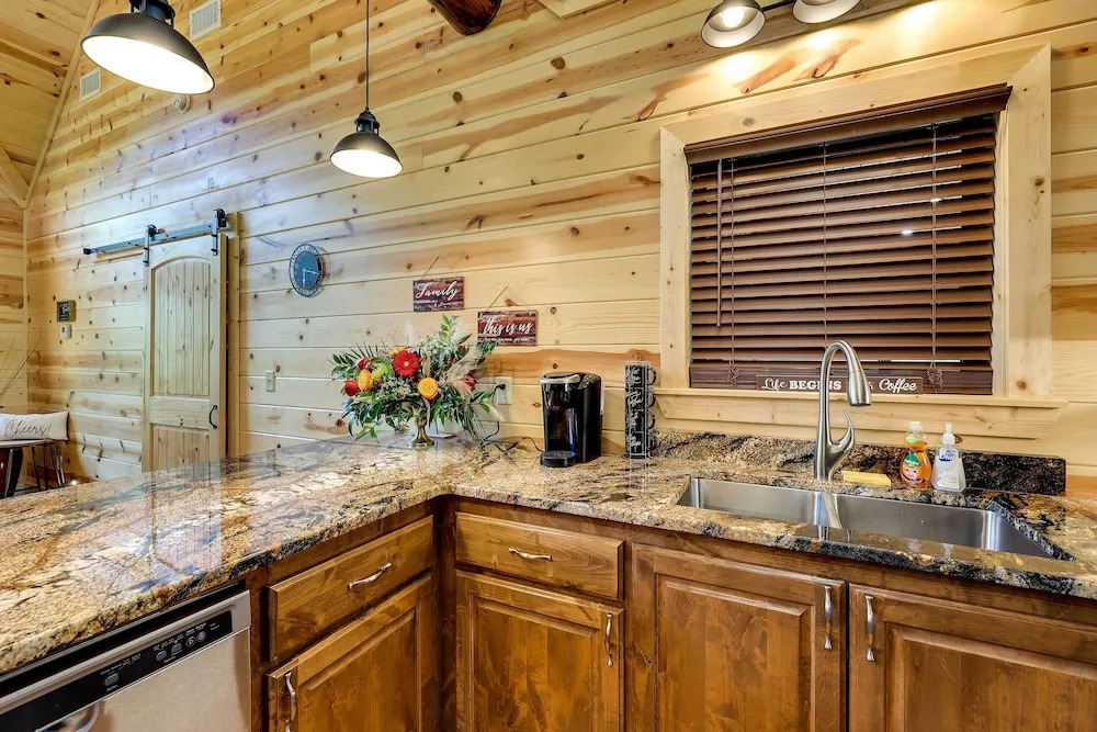 Broken Bow Cabin w/ Hot Tub & Outdoor Fireplace!