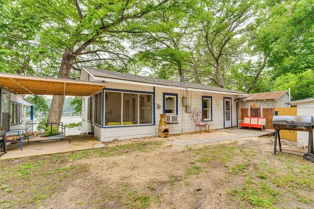 Lakefront Cottage in Clear Springs w/ Deck & Patio