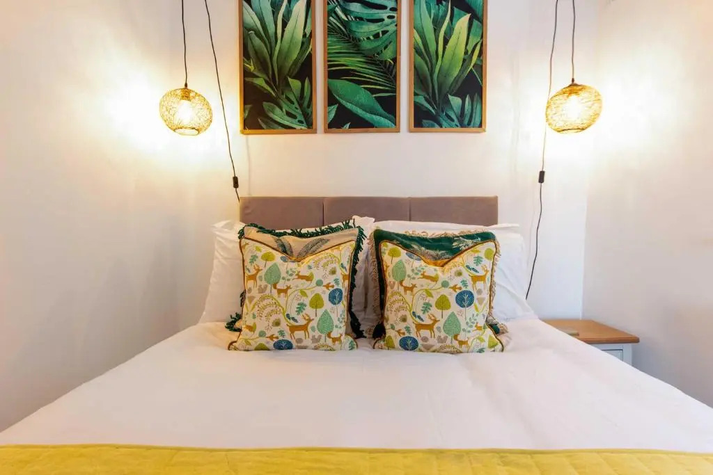 Heart of Barbican 5 bedroom 4 bathroom Boutique House with roof terrace