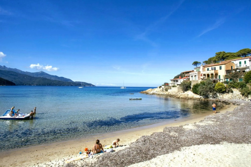 Four-room Scaglieri apartment 25 meters from the beach with private parking space-QUADRI SCAGLIERI