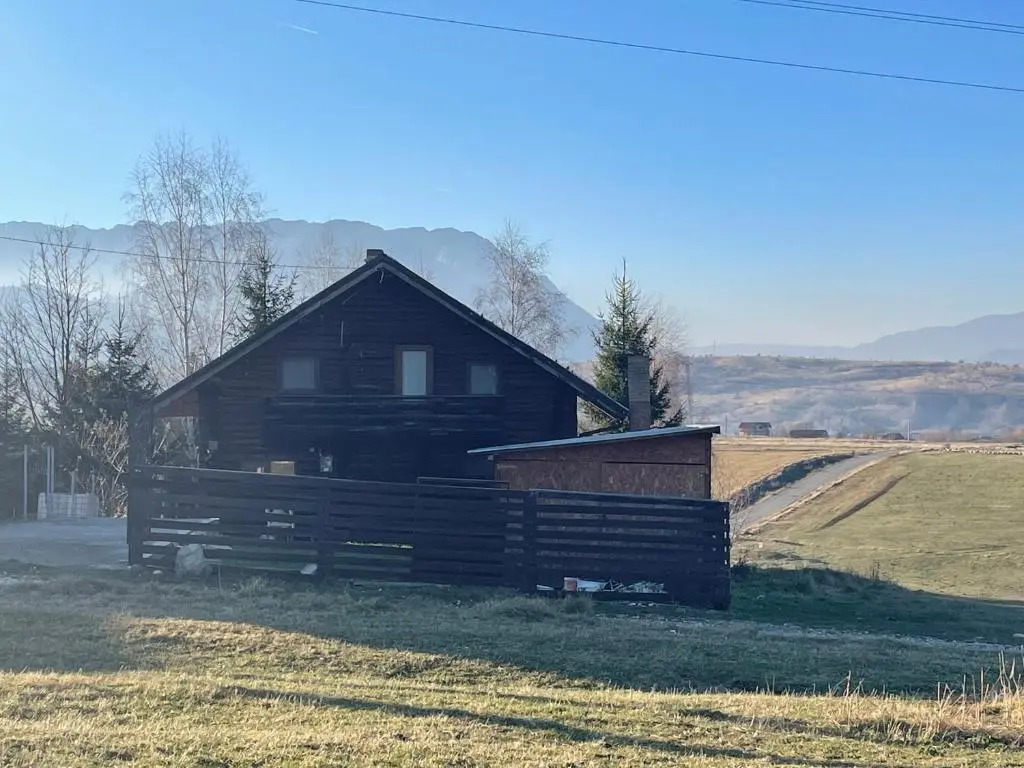 3 Bed Chalet Sleeps 8 -Fireplace & Enclosed Garden