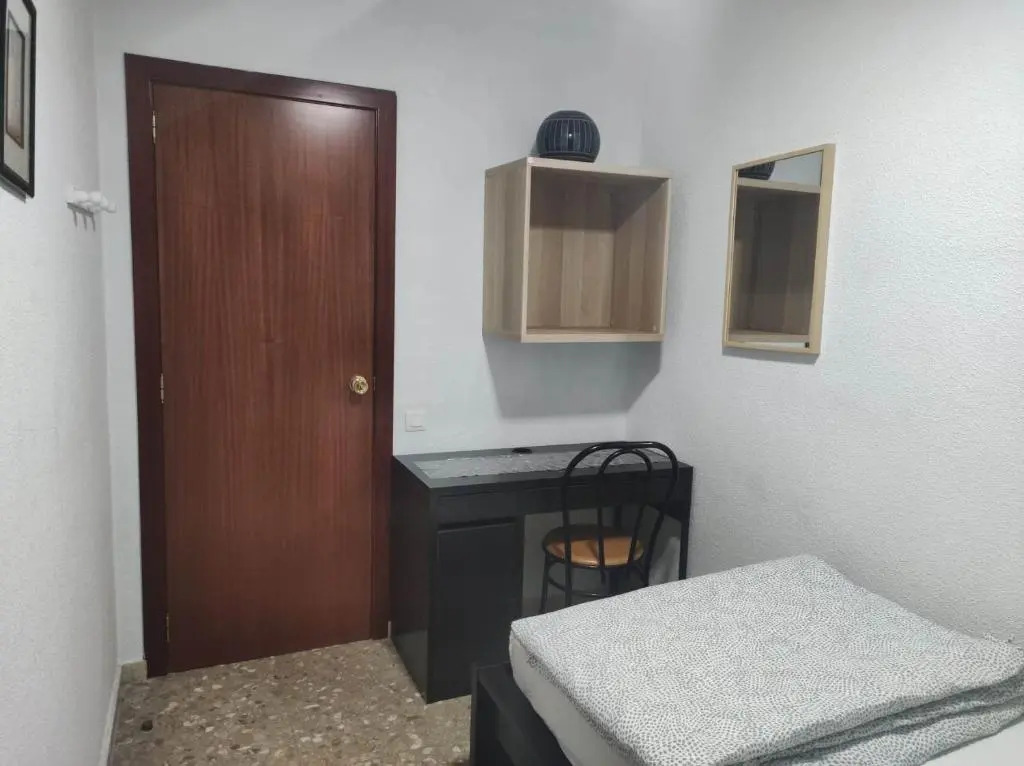35-6- КОМНАТА в квартире для 1 человека в центре Аликанте
