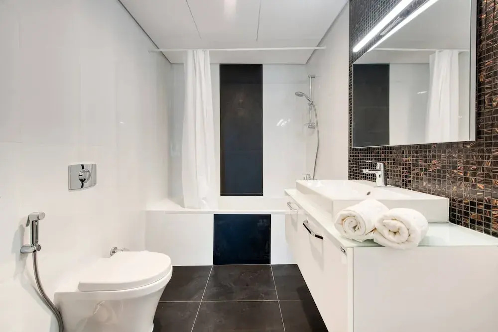 Dezire Beautiful Spacious Brand New With Balcony