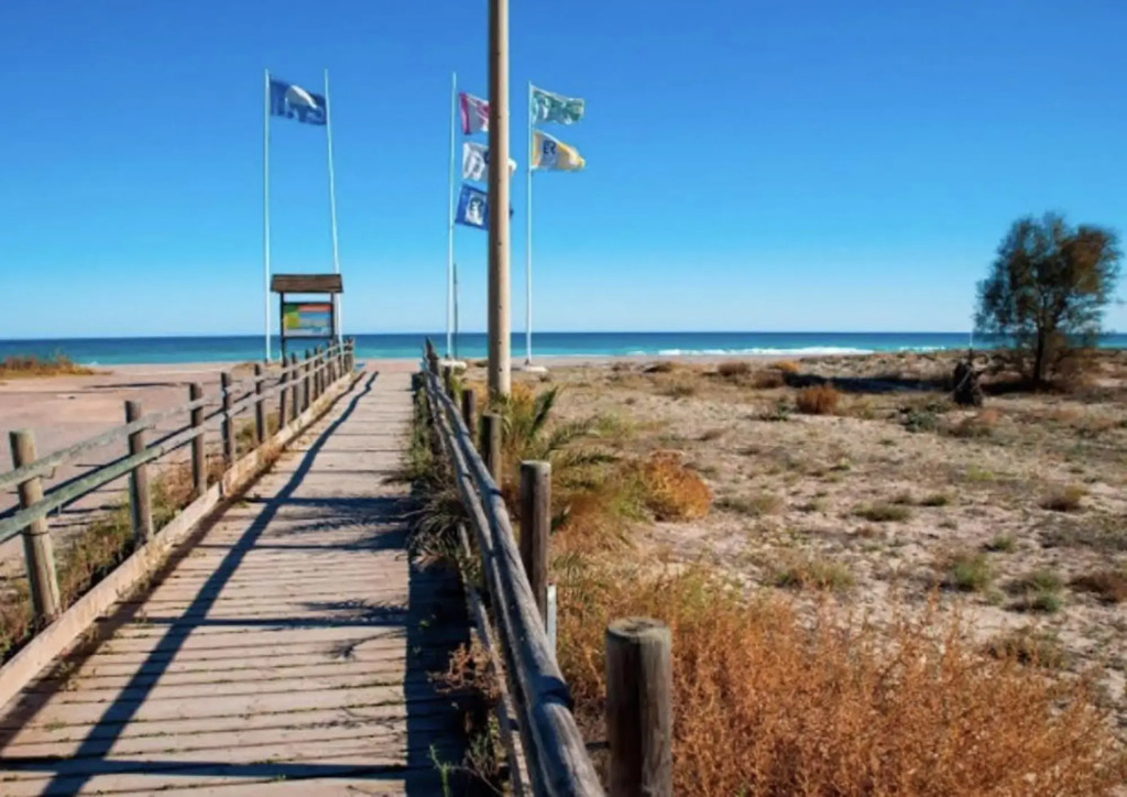 Global Properties, Adosado en la playa de Almardá, Sagunto