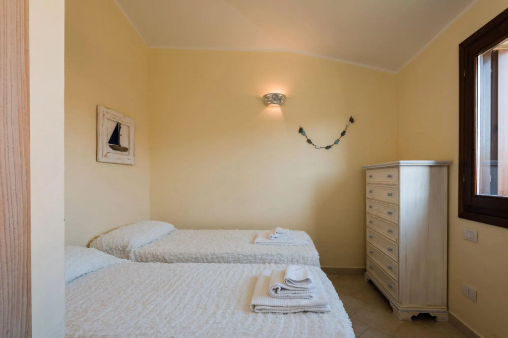 The apartment has 2 bedrooms , 2 bathrooms, lounge with sofa bed, equipped kitchen with also dishwas-PERLACEA 33
