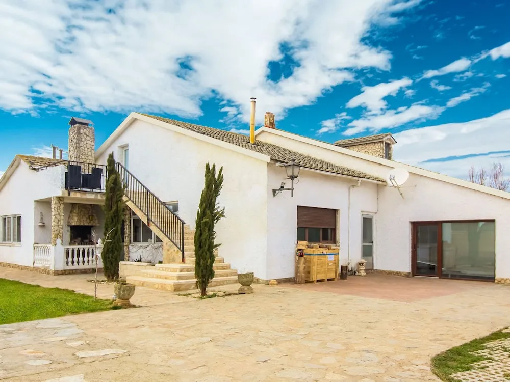 Villa in Villamuriel With Pool and Barbecue