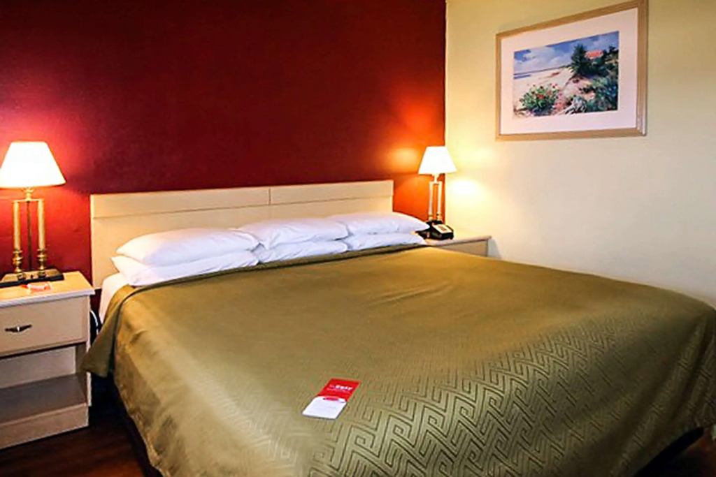 Econo Lodge Inn & Suites Maingate Central