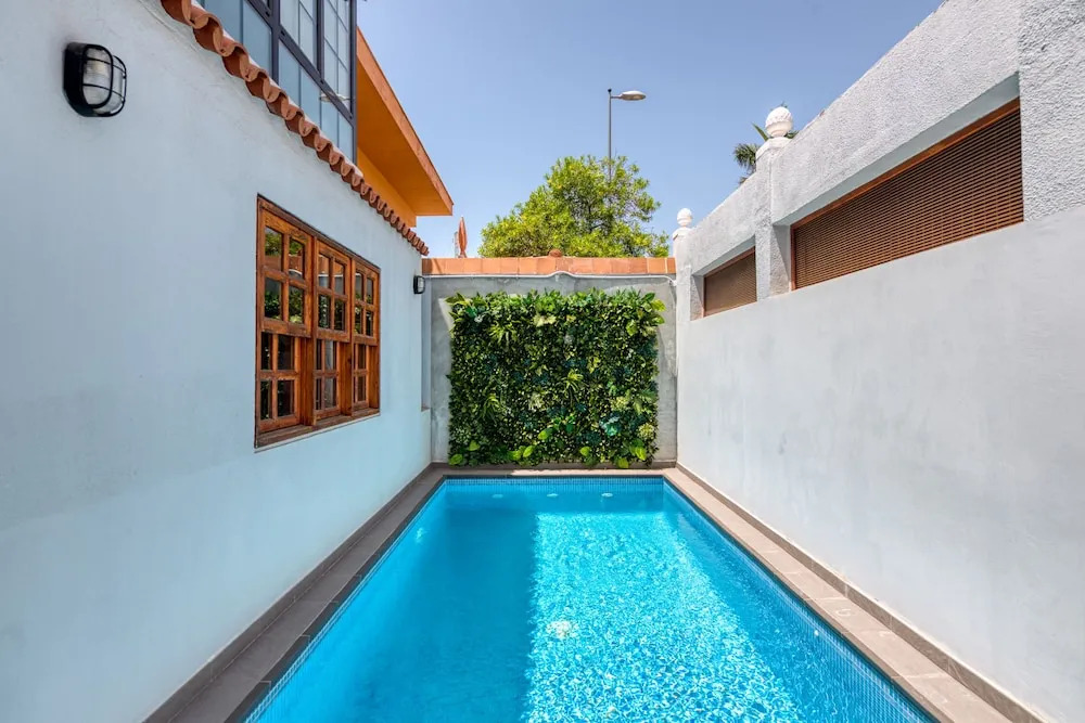 Great house with pool close to beach