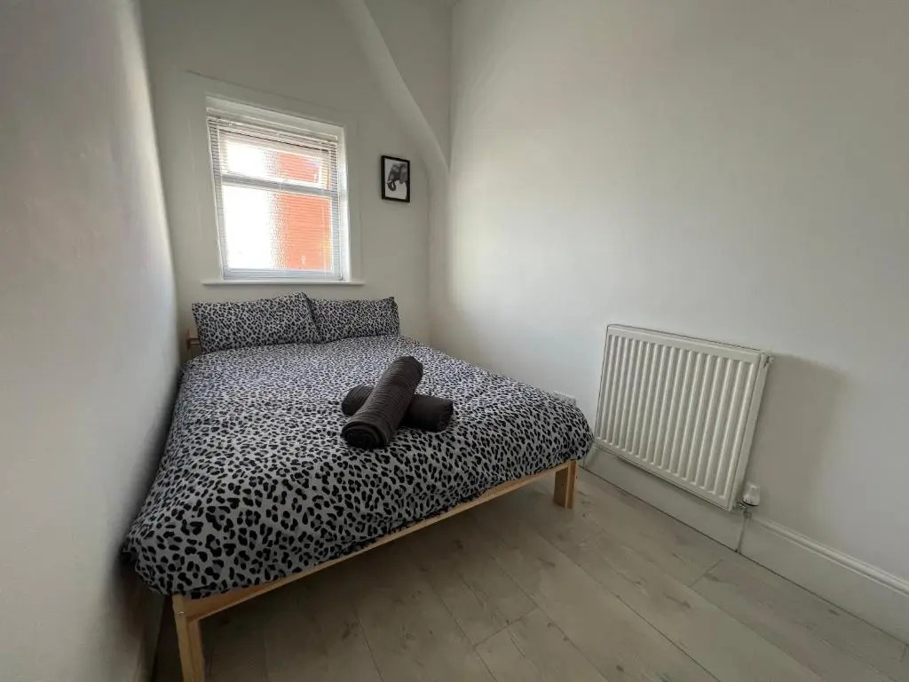 Safari Apartment, Free Parking, 10Min Walk To Blackpool tower, sleeps 12