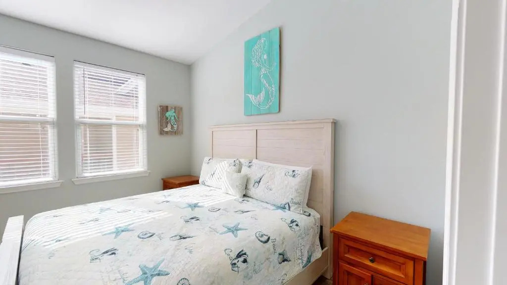 BC202 Funky Parrot, Heated Saltwater Pool, Short Walk to Beach, Gameroom