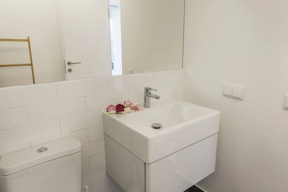 Artistic-White Flat