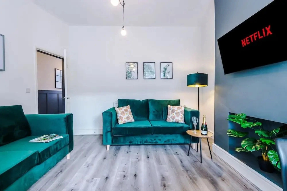 Modern Home Ideal for Business Groups Sleeps 7