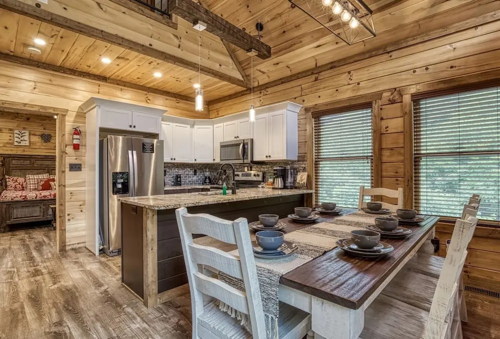 ERN841 - SWEET FEET RETREAT - LOCATION, LOCATION, AND PRIVATE INDOOR POOL! cabin